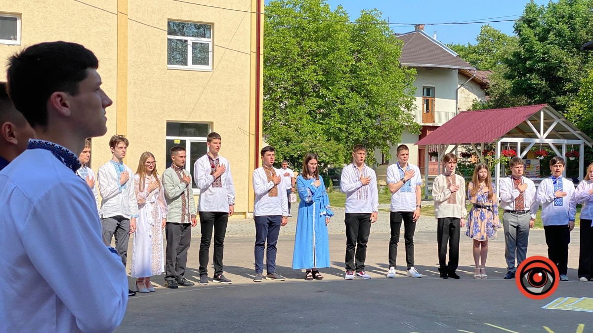 У Коломийському ліцеї №9 пролунав останній дзвінок 22