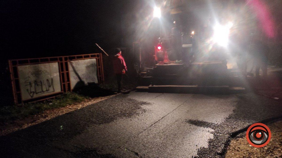 асфальтування міжбудинкових заїздів на вул. Валова, 45 - Коновальця, 19. Листопад 2022 року