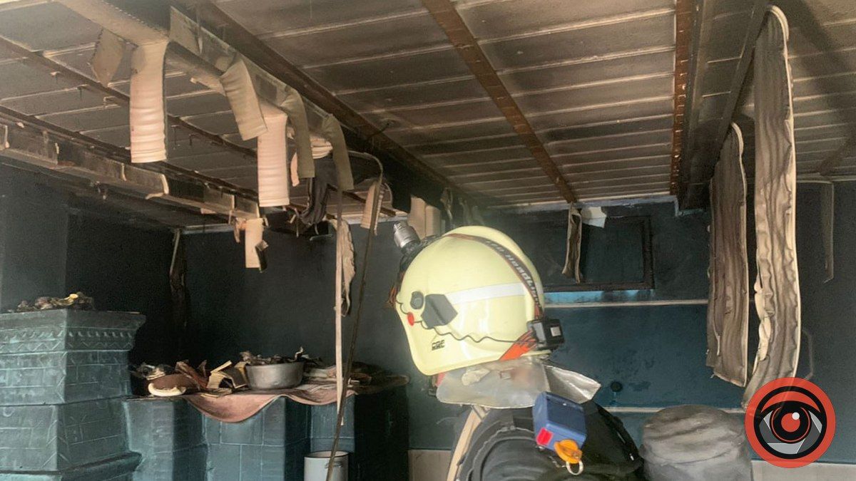 На Коломийщині від вогню рятували літню кухню