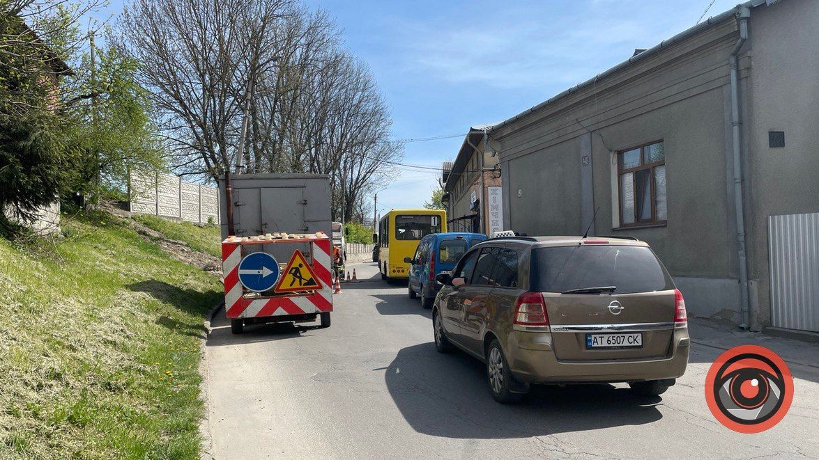 На вул. Замковій тривають ремонтні роботи