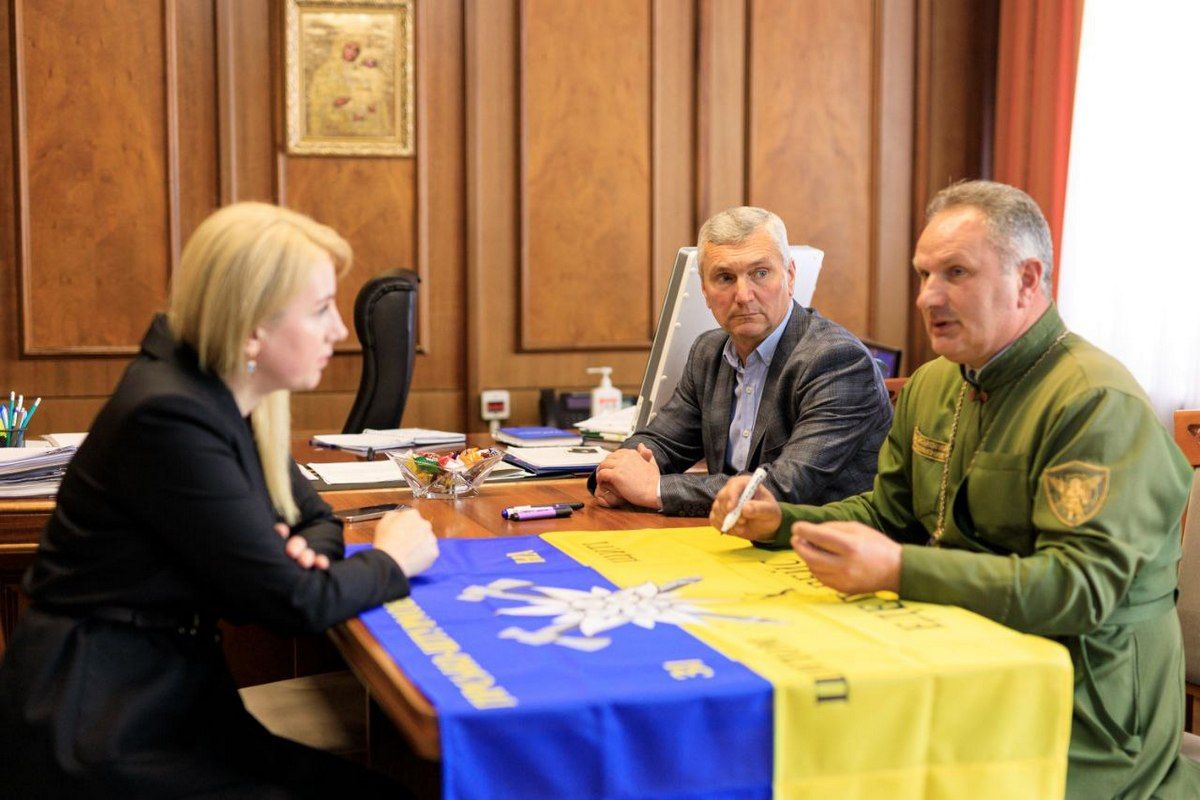 Капелан 10 бригади передав прапор в Івано-Франківську ОВА 1