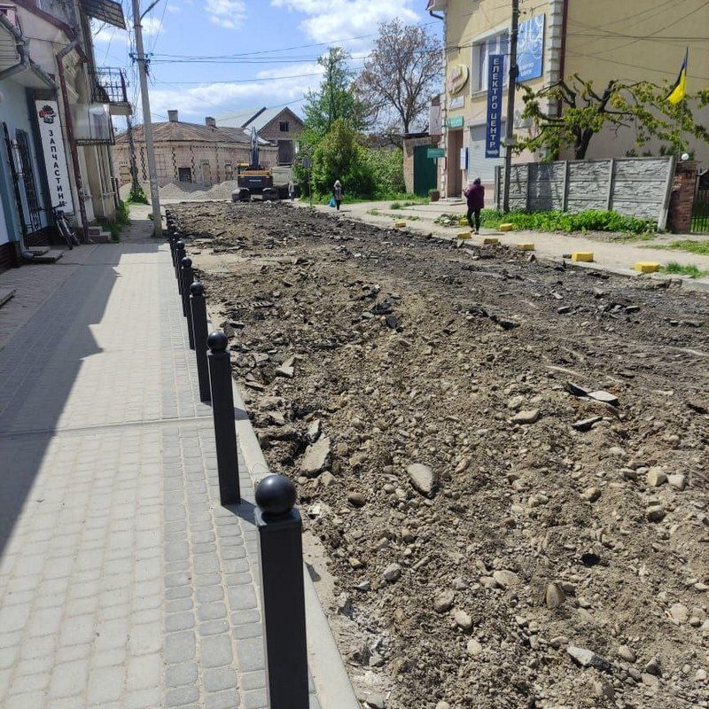Почали: на вул. Гетьманській зняли старе дорожнє покриття 1