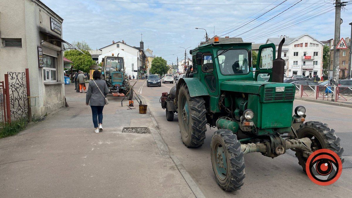 На дорозі по вул. Мазепи працюють комунальники 2