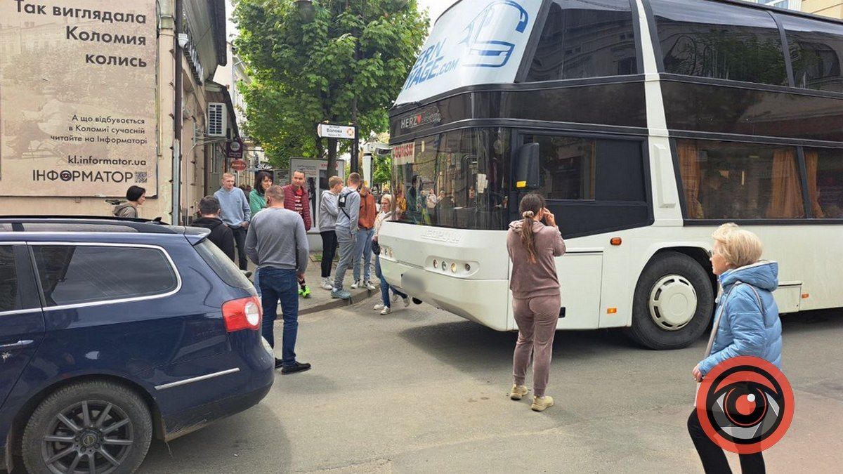 У центрі Коломиї "застряг" автобус: рух заблоковано 1