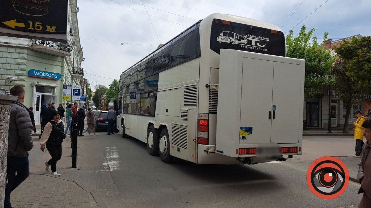 У центрі Коломиї "застряг" автобус: рух заблоковано 2