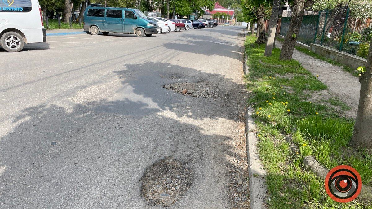 Через ями на вул. Тарабалки автівкам важко розминутись 3