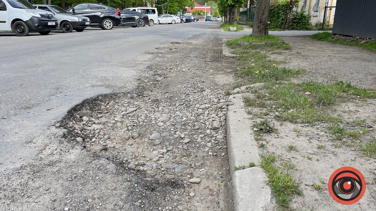 Через ями на вул. Тарабалки автівкам важко розминутись 1
