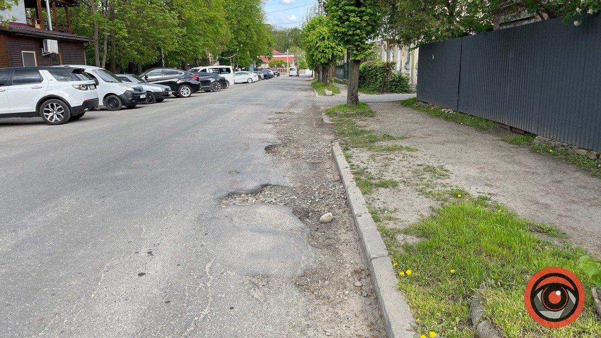 Через ями на вул. Тарабалки автівкам важко розминутись 2