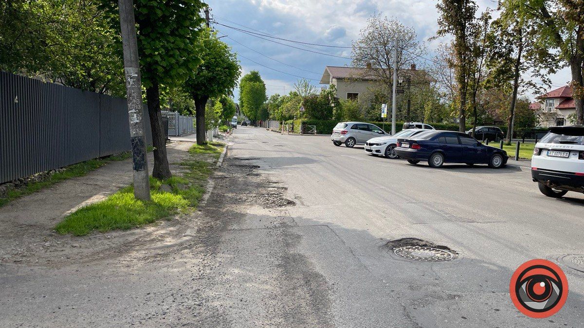 Через ями на вул. Тарабалки автівкам важко розминутись