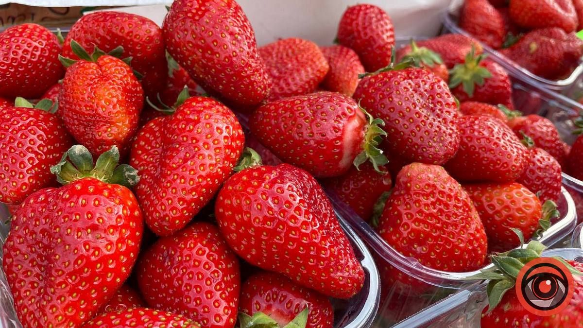 Сезон відкрито: скільки коштує полуниця в Коломиї?