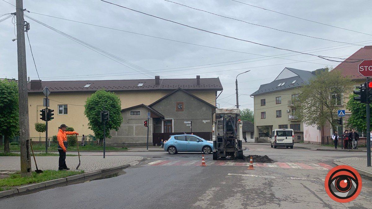 На вул. Лисенка працює дорожня техніка