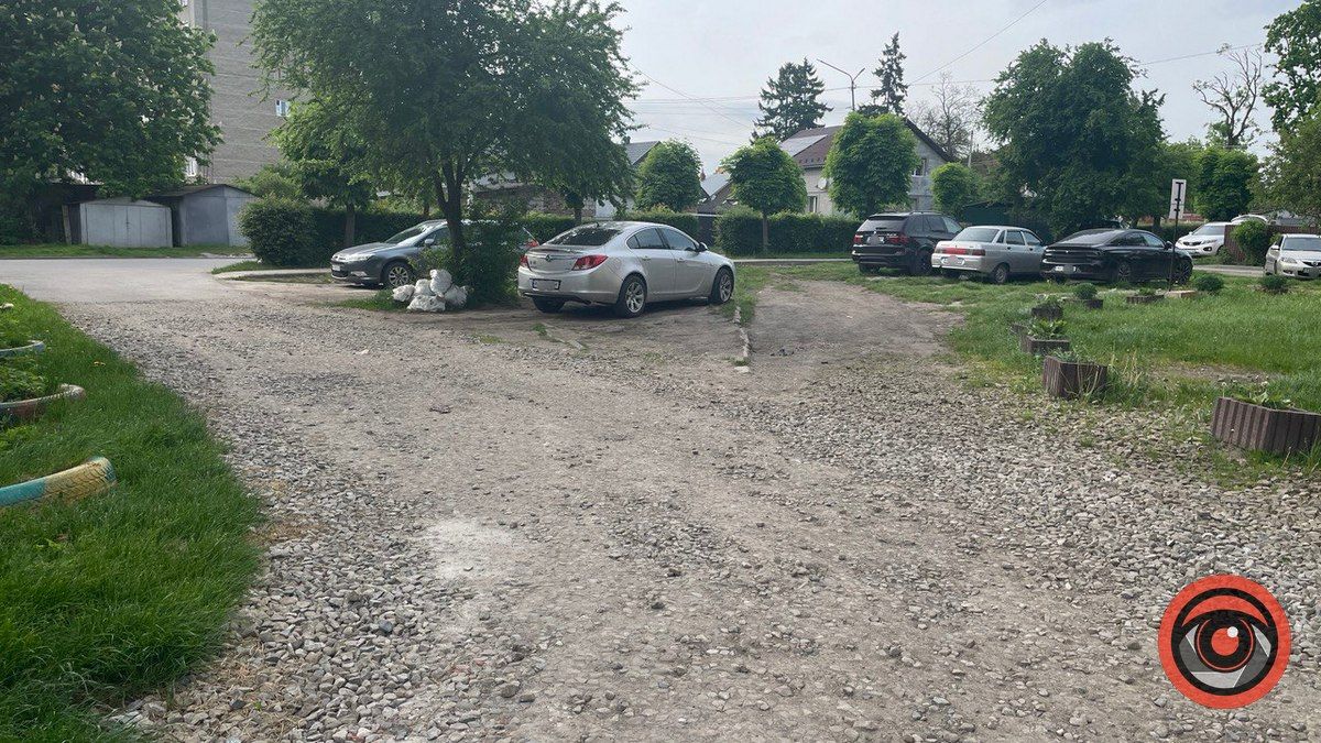 В мікрорайоні Лисенка підсипали більшість міжбудинкових заїздів 3