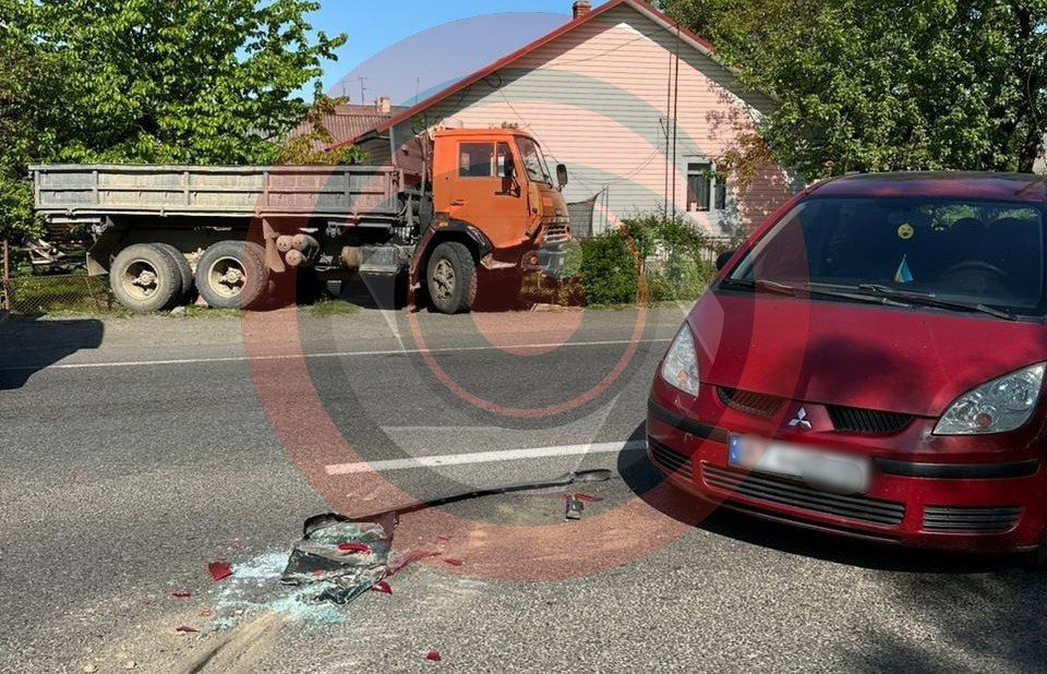 Деталі ранкового зіткнення легковиків та вантажівки в Отинії 1