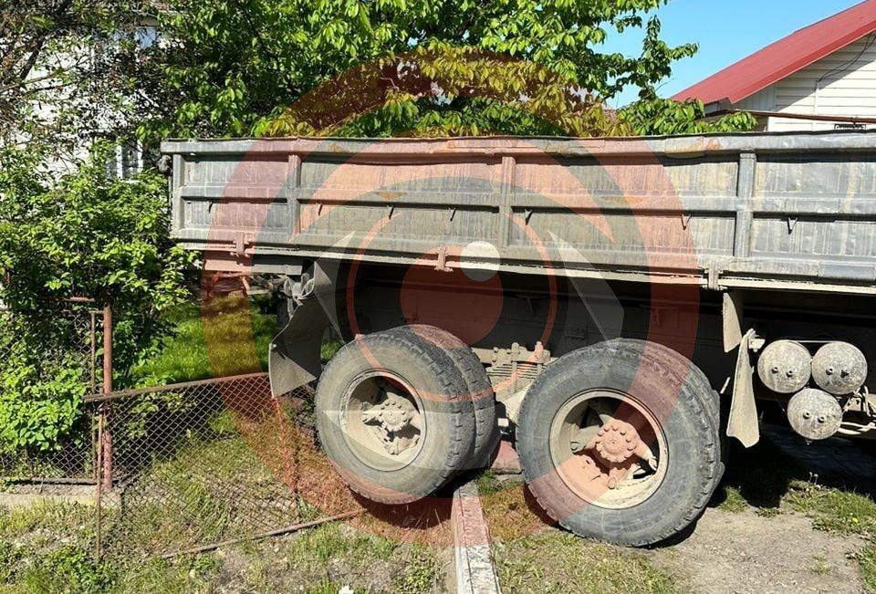 Деталі ранкового зіткнення легковиків та вантажівки в Отинії 2