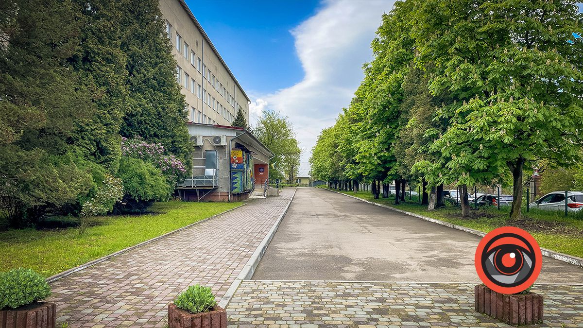 Унікальні елементи міста: мальовниче панно на стіні центральної лікарні в Коломиї 1