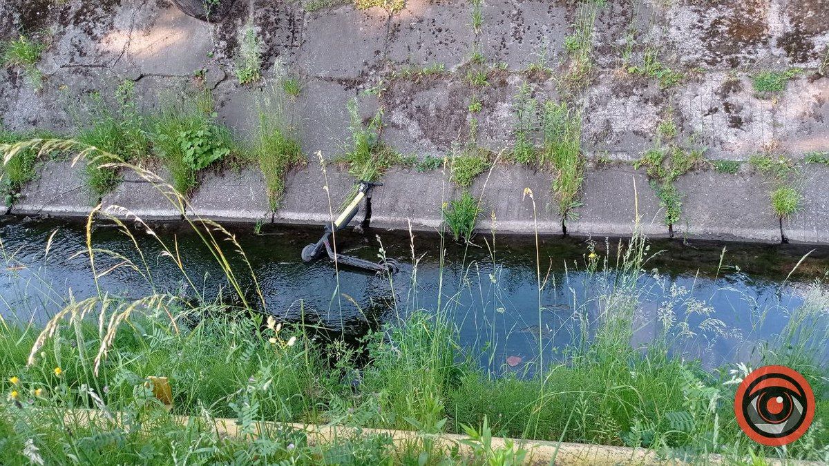 У Коломиї невідомі нищать електросамокати 1