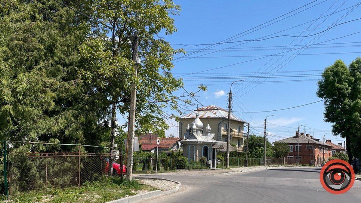 Машини ганяють, людям перейти - зась: на Старицького відсутні пішохідні переходи 3