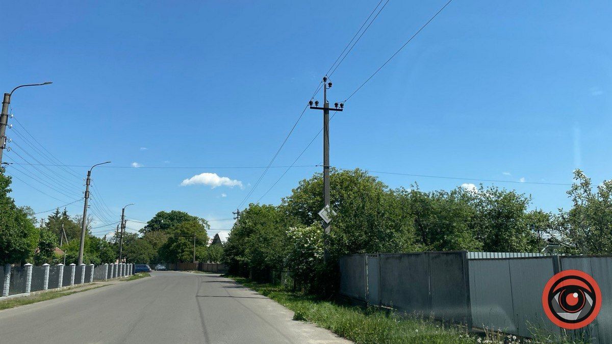 Машини ганяють, людям перейти - зась: на Старицького відсутні пішохідні переходи 6