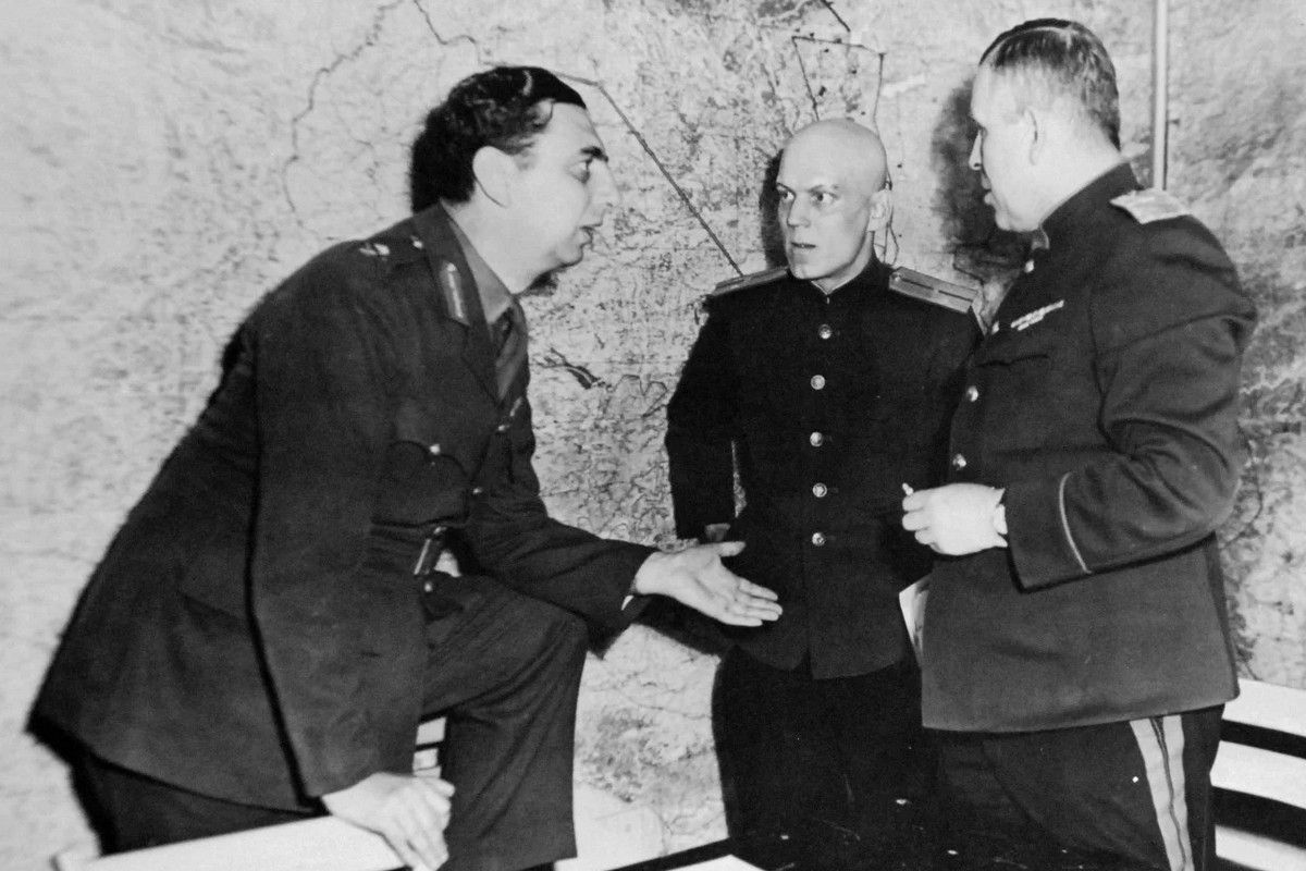 Британський генерал-майор Кеннет Стронг (ліворуч) обговорює реакцію німецької сторони на висунуті їй умови капітуляції з представниками СРСР (крайній праворуч — генерал Червоної Армії Іван Суслопаров, другий праворуч — його помічник і перекладач, лейтенант Іван Черняєв) | 7 травня 1945 / Фото: Courtesy of the Library of Congress Collection, Lot-8988