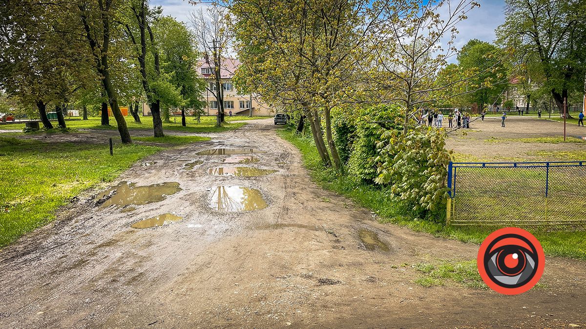Коломияни вкотре піднімають питання стану тротуарів біля поліклініки 4