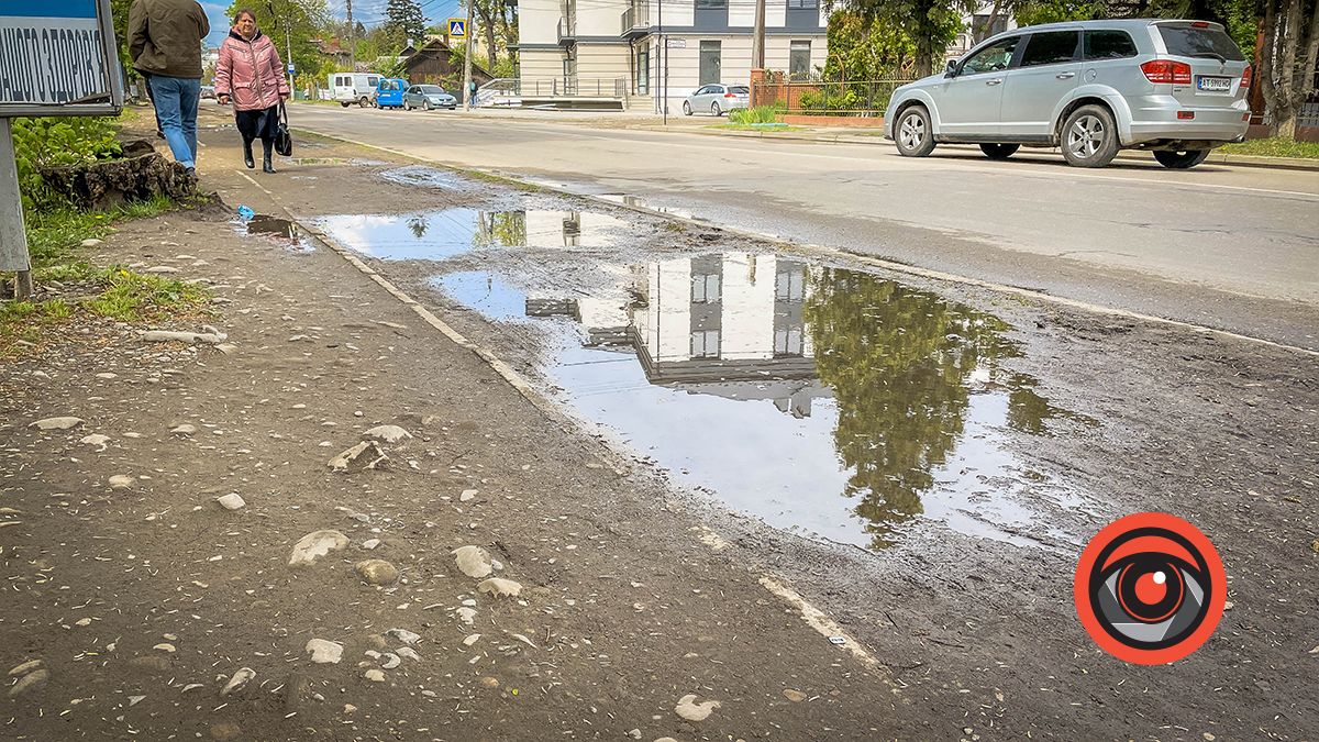 Коломияни вкотре піднімають питання стану тротуарів біля поліклініки 5