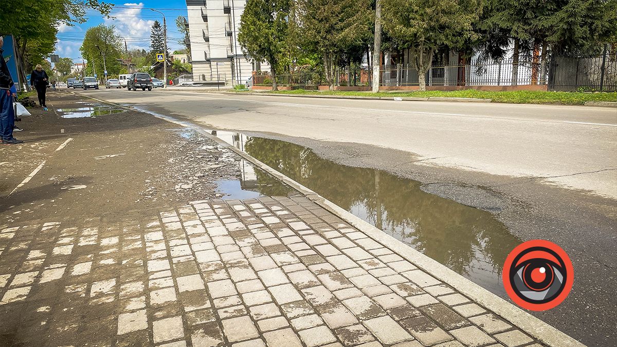 Коломияни вкотре піднімають питання стану тротуарів біля поліклініки 2