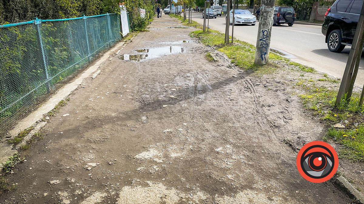 Коломияни вкотре піднімають питання стану тротуарів біля поліклініки 6