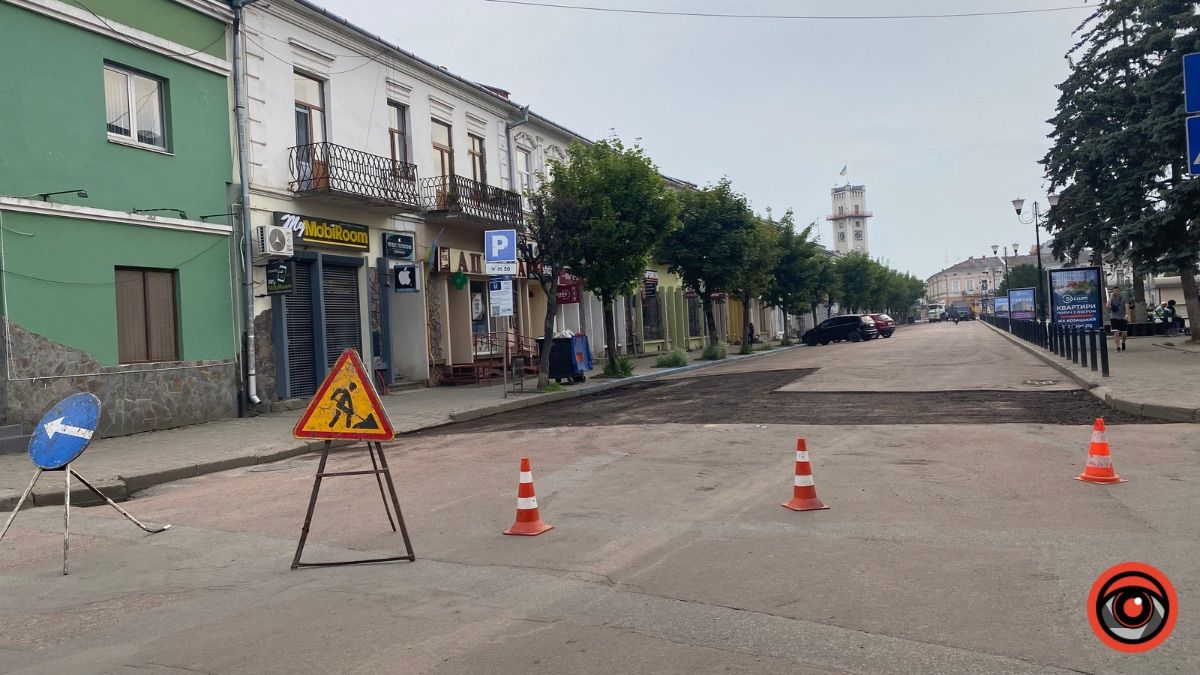 Біля ратуші в Коломиї проводять ремонтні роботи: рух перекрито 1
