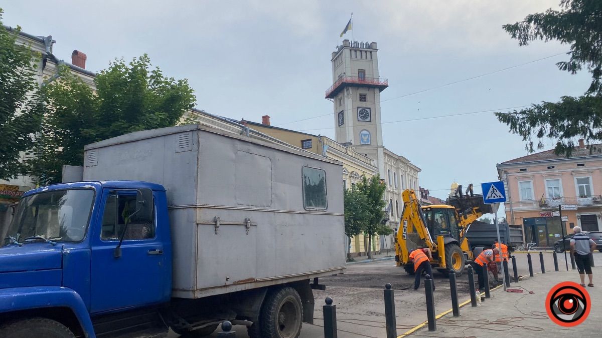 Біля ратуші в Коломиї проводять ремонтні роботи: рух перекрито 3