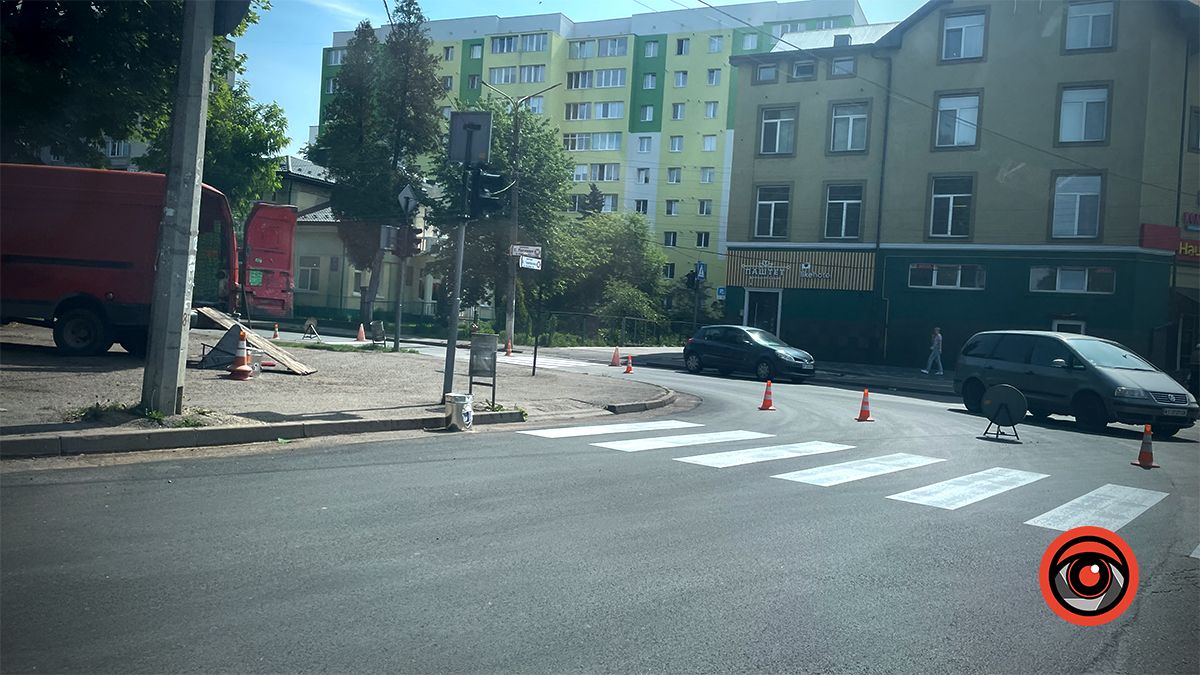 На розі вулиць Петлюри і Тарабалки оновлюють дорожню розмітку на переходах 1
