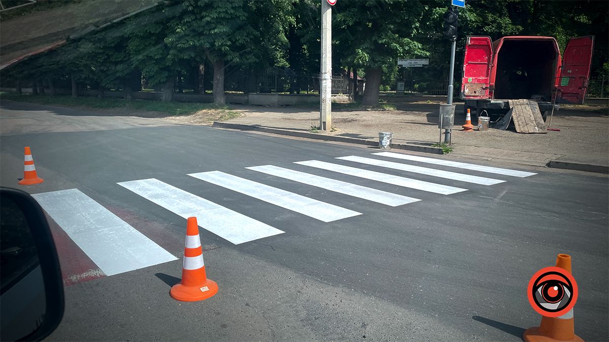 На розі вулиць Петлюри і Тарабалки оновлюють дорожню розмітку на переходах 2