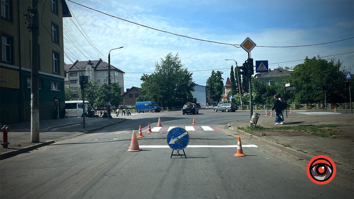 На розі вулиць Петлюри і Тарабалки оновлюють дорожню розмітку на переходах