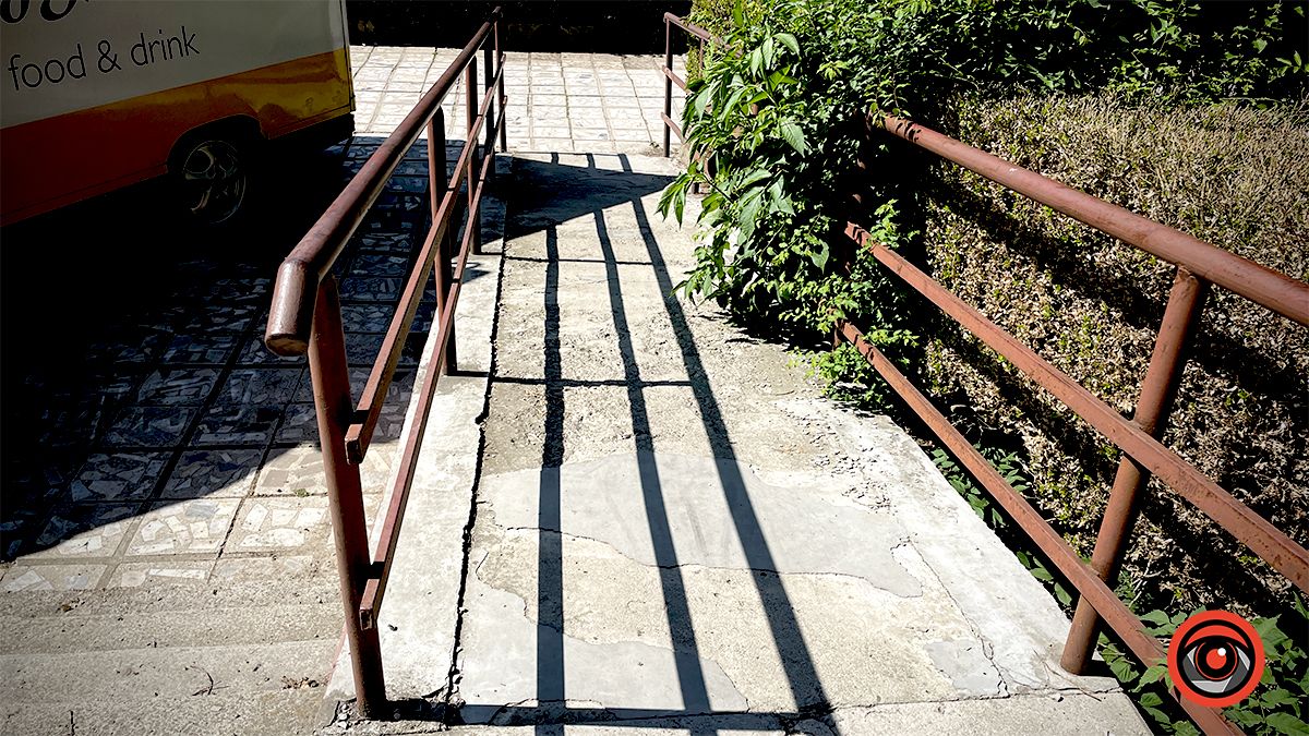 пандус до пошти з боку просп. Чорновола