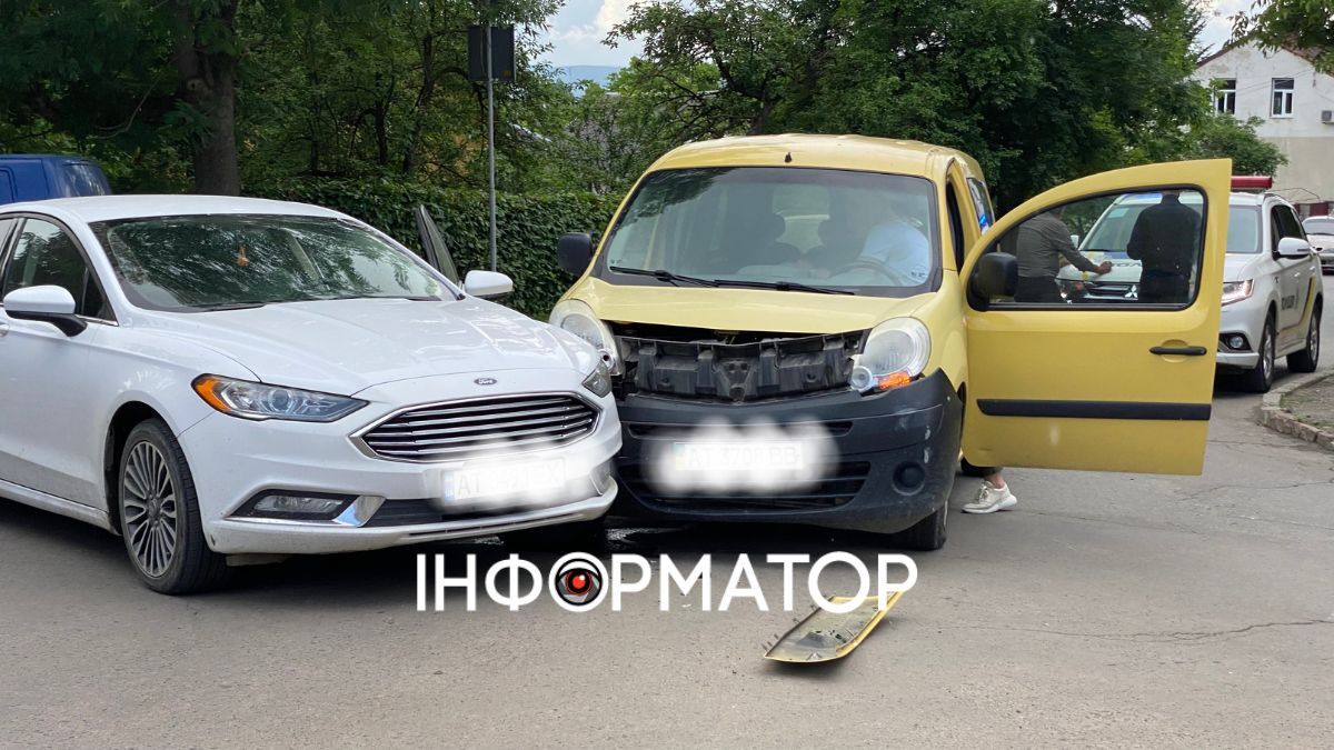 У Коломиї зіткнулись дві автівки: фото
