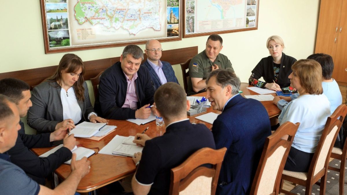 Ремонт доріг, шкільні автобуси та діалоги з ВПО: якою була робоча поїздка голови ОВА на Коломийщину 1