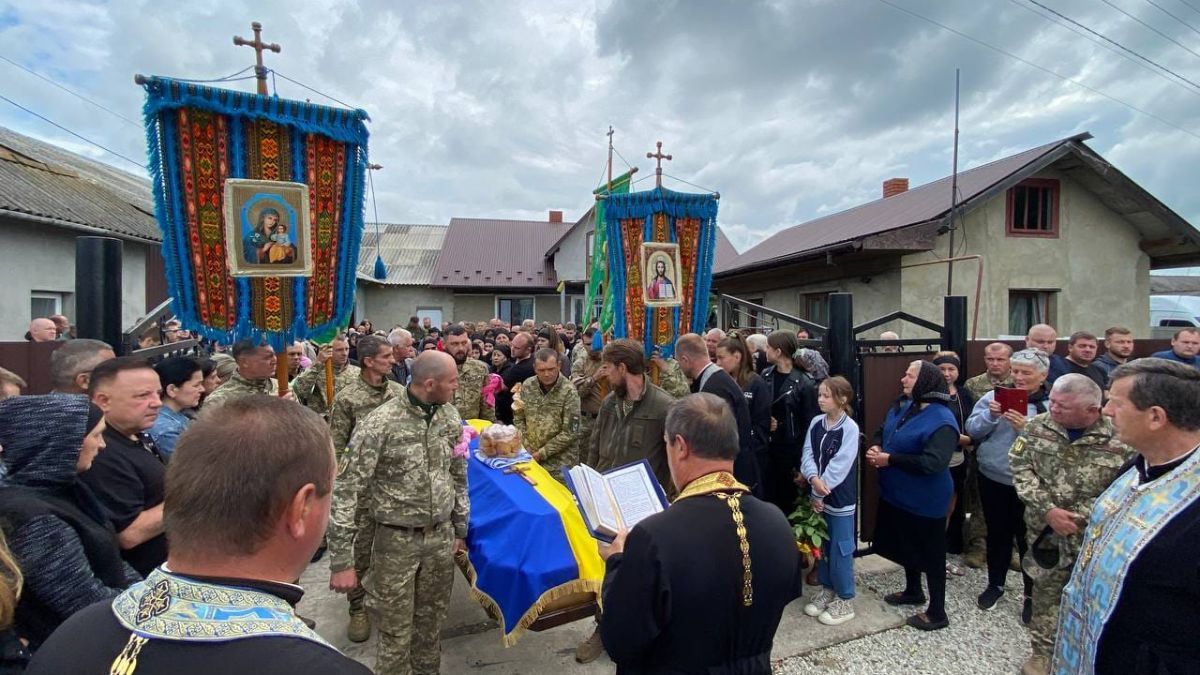 На Городенківщині попрощалися з Героєм Романом Осадчуком 2