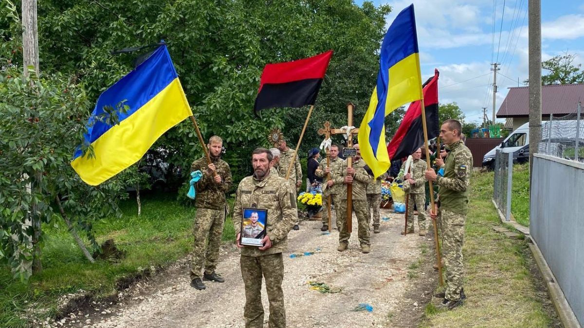 На Городенківщині попрощалися з Героєм Романом Осадчуком 3