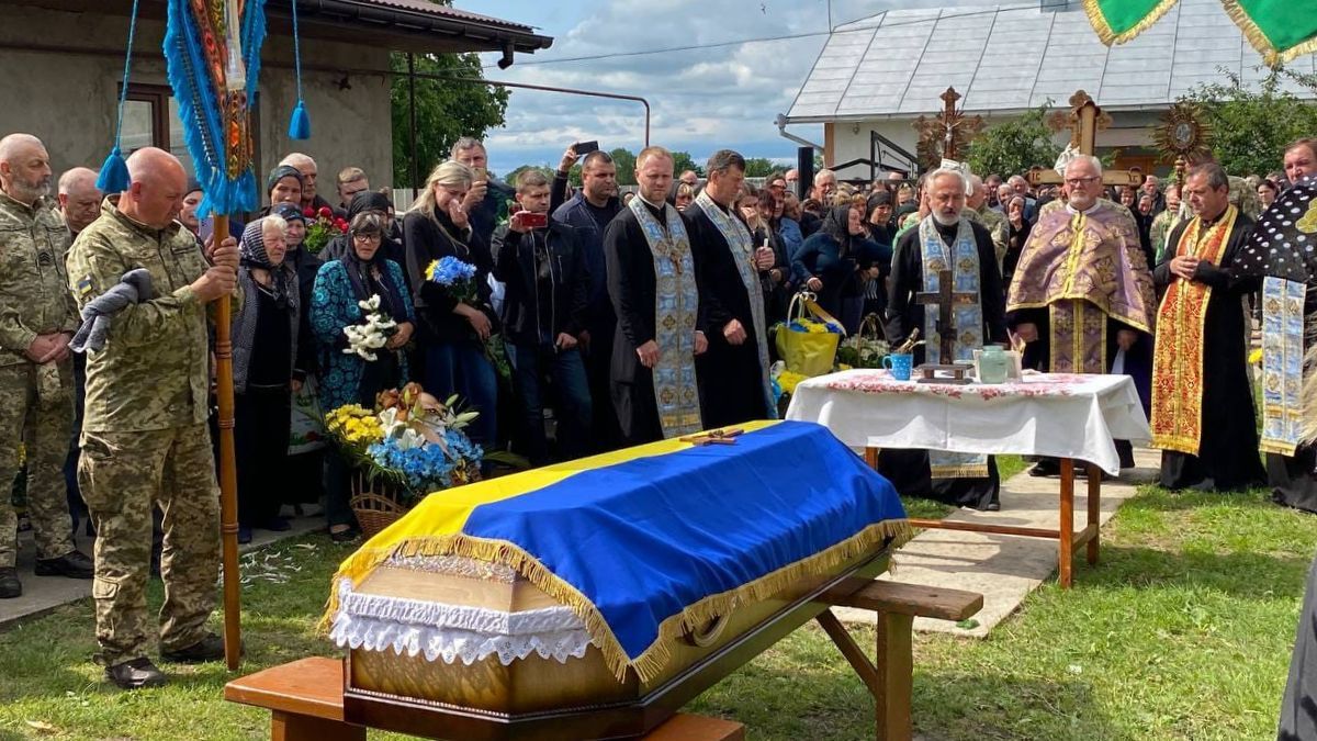 На Городенківщині попрощалися з Героєм Романом Осадчуком