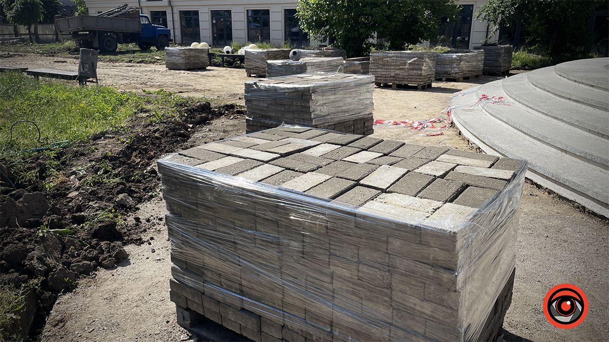 Як просувається реконструкція площі перед Писанкою 7