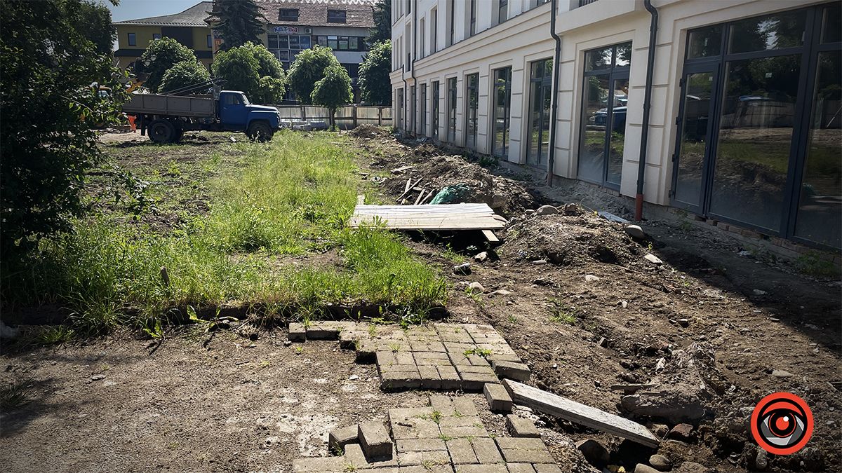 Як просувається реконструкція площі перед Писанкою 3