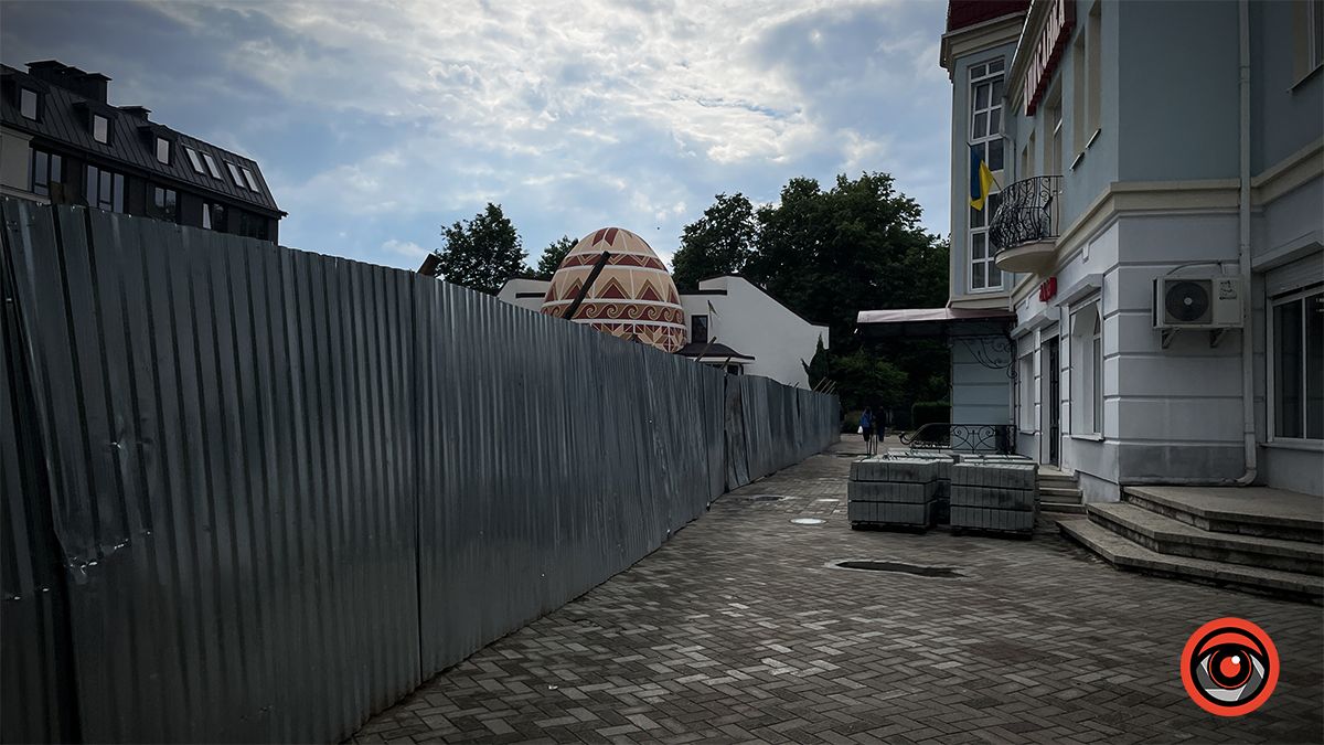 Як просувається реконструкція площі перед Писанкою 2