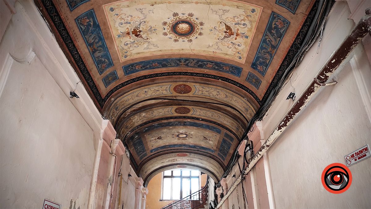 Прохід аркою на вул. Кобилянської