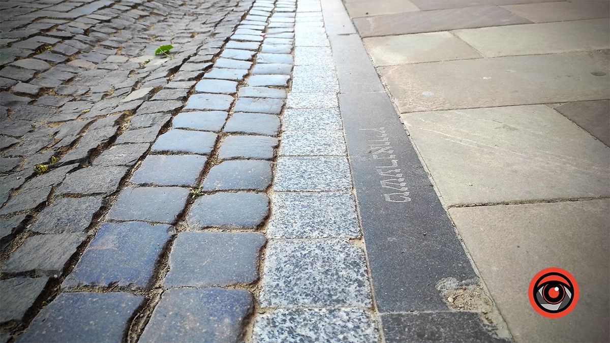 аби пізнати Чернівці, варто дивитися і під ноги. В цьому випадку - приємне здивування. Загалом же у місті велика проблема з тротуарами