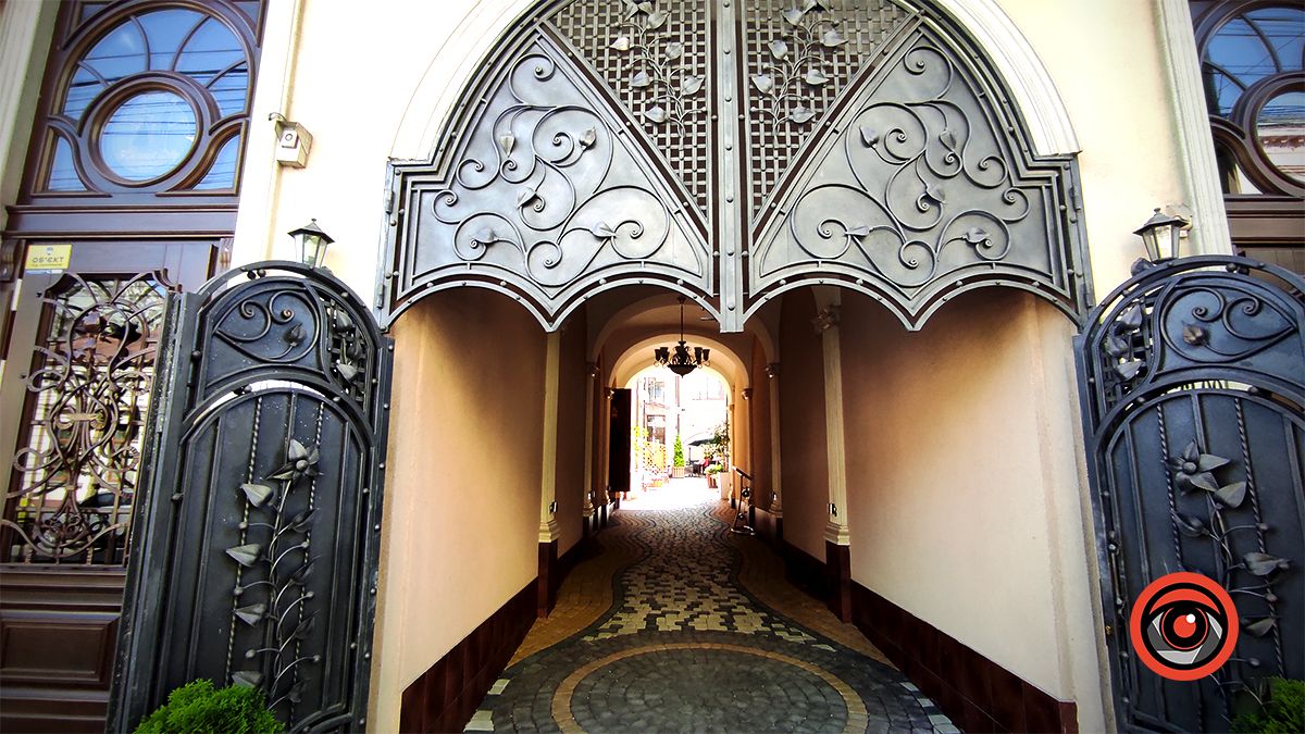 фантастично красивий внутрішній чернівецький дворик