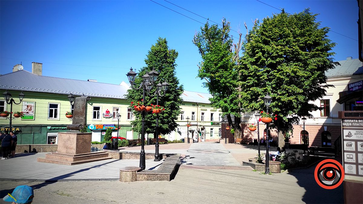 Мандруємо разом: загадкові й контрастні Чернівці 8