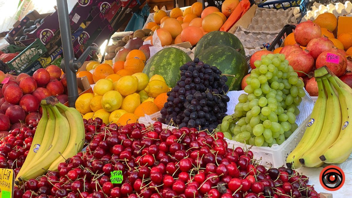 Яка вартість фруктів та ягід на коломийському базарі 5