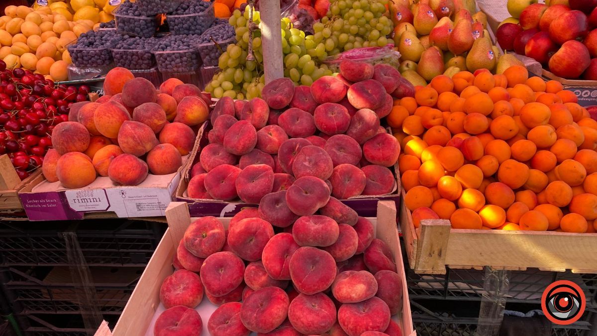 Скільки коштують персики та абрикоси на коломийському ринку? 5