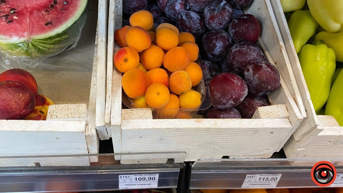 Скільки коштують персики та абрикоси на коломийському ринку? 8