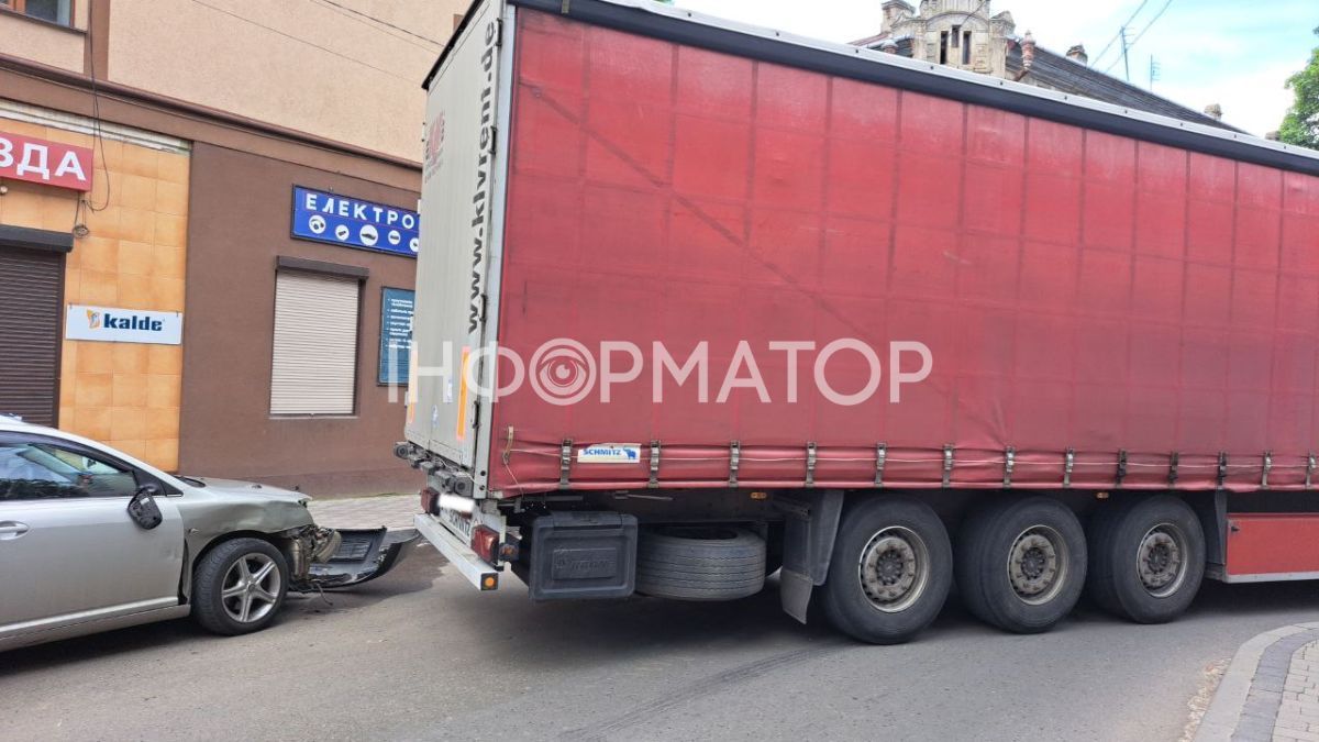 У Коломиї на вулиці Шухевича трапилася ДТП 3