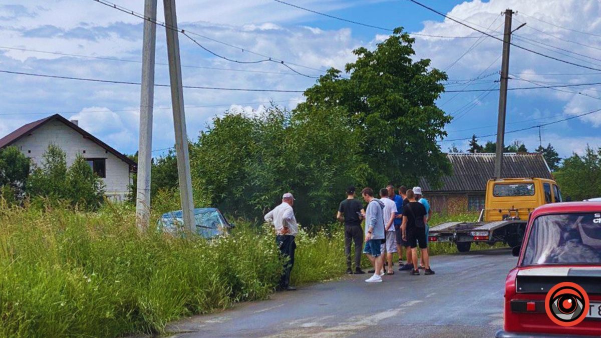 На вулиці Довбуша в Коломиї авто злетіло у кювет 3